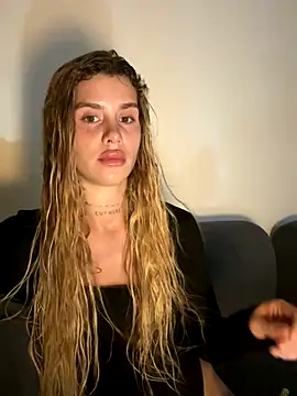 Snapshot of EmiliaCatalina chatting on December 2025 11:42:02 PM EmiliaCatalina online show from December 2025 11:42:02 PM