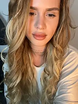 Snapshot of EmiliaCatalina chatting on December 2025 12:27:02 AM EmiliaCatalina online show from December 2025 12:27:02 AM