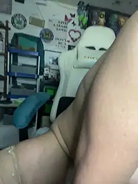 Snapshot of TrenaAnne chatting on March 2025 11:31:02 PM TrenaAnne online show from March 2025 11:31:02 PM