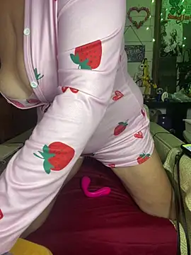 Snapshot of TrenaAnne chatting on November 2025 04:18:02 PM TrenaAnne online show from November 2025 04:18:02 PM