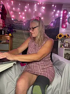 Snapshot of TrenaAnne chatting on June 2026 02:21:01 PM TrenaAnne online show from June 2026 02:21:01 PM
