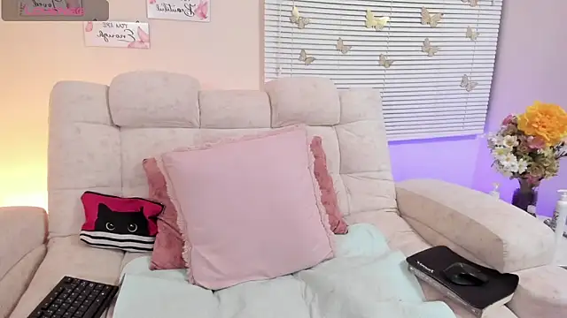 Snapshot of saracrowe chatting on March 2025 05:05:02 AM saracrowe online show from March 2025 05:05:02 AM