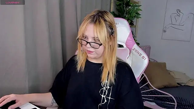 Snapshot of Stacy_Luv chatting on October 2025 01:17:01 AM Stacy Luv online show from October 2025 01:17:01 AM