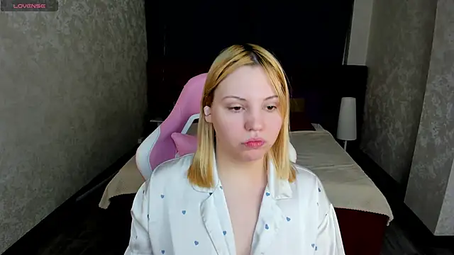 Snapshot of Stacy_Luv chatting on November 2025 09:02:02 AM Stacy Luv online show from November 2025 09:02:02 AM