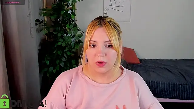 Snapshot of Stacy_Luv chatting on December 2025 09:07:01 AM Stacy Luv online show from December 2025 09:07:01 AM