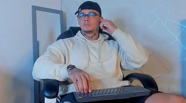 Snapshot of NoahhBrown chatting on February 2025 03:33:01 AM NoahhBrown online show from February 2025 03:33:01 AM