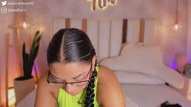 Nicolemorelli2 online show from November 2025 12:18:01 PM