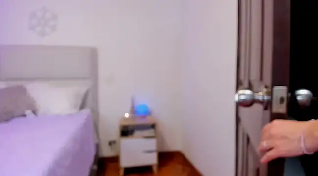 Snapshot of tierra_n chatting on December 2024 09:44:01 PM tierra n online show from December 2024 09:44:01 PM