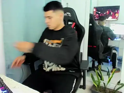 E Moon online show from November 2025 04:22:02 AM