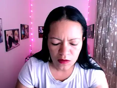 Snapshot of Cristal_w chatting on January 2025 06:59:01 PM Cristal w online show from January 2025 06:59:01 PM