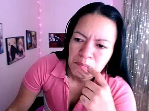 Snapshot of Cristal_w chatting on January 2025 01:24:01 PM Cristal w online show from January 2025 01:24:01 PM