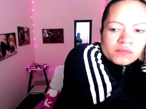 Snapshot of Cristal_w chatting on January 2025 12:52:01 PM Cristal w online show from January 2025 12:52:01 PM