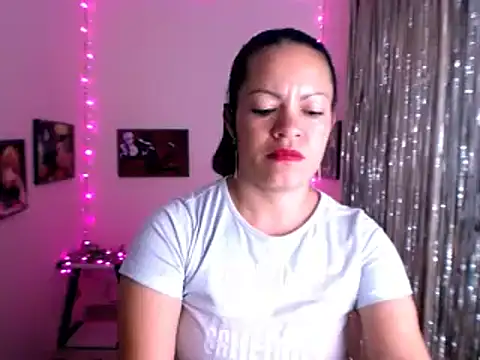 Snapshot of Cristal_w chatting on January 2025 06:36:02 PM Cristal w online show from January 2025 06:36:02 PM