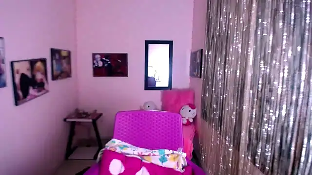 Snapshot of Cristal_w chatting on February 2025 03:57:02 PM Cristal w online show from February 2025 03:57:02 PM