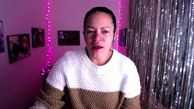 Snapshot of Cristal_w chatting on February 2025 12:17:01 PM Cristal w online show from February 2025 12:17:01 PM