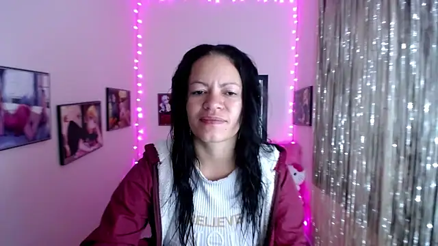 Snapshot of Cristal_w chatting on February 2025 12:28:01 PM Cristal w online show from February 2025 12:28:01 PM