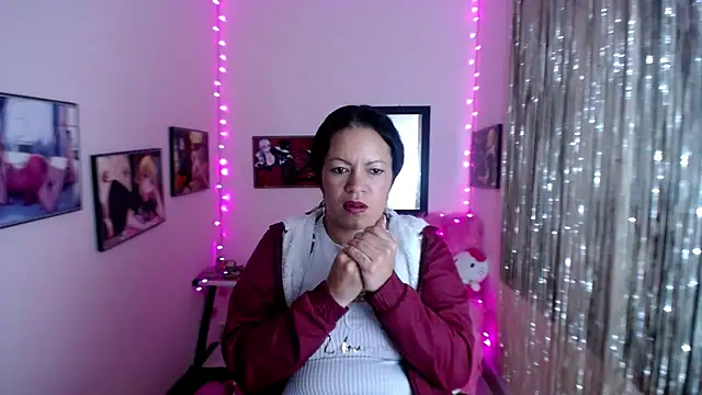 Snapshot of Cristal_w chatting on February 2025 03:30:02 PM Cristal w online show from February 2025 03:30:02 PM