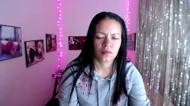 Snapshot of Cristal_w chatting on February 2025 03:34:01 PM Cristal w online show from February 2025 03:34:01 PM