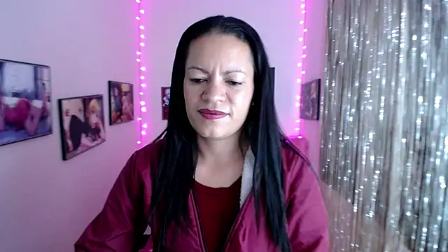 Snapshot of Cristal_w chatting on February 2025 04:14:02 PM Cristal w online show from February 2025 04:14:02 PM