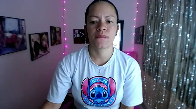 Snapshot of Cristal_w chatting on February 2025 02:54:02 PM Cristal w online show from February 2025 02:54:02 PM