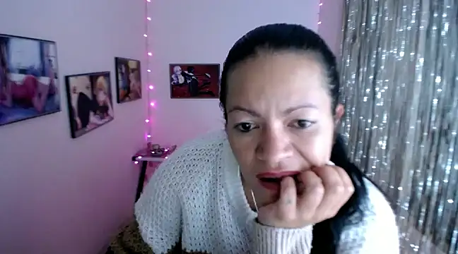 Snapshot of Cristal_w chatting on February 2025 06:15:02 PM Cristal w online show from February 2025 06:15:02 PM