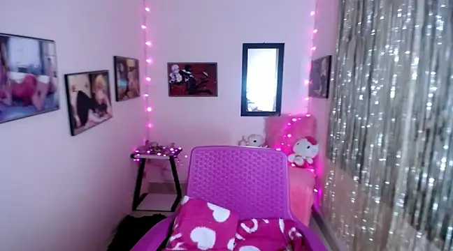 Snapshot of Cristal_w chatting on February 2025 12:22:01 PM Cristal w online show from February 2025 12:22:01 PM