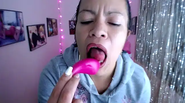 Snapshot of Cristal_w chatting on February 2025 07:27:01 PM Cristal w online show from February 2025 07:27:01 PM