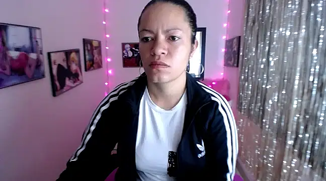 Snapshot of Cristal_w chatting on February 2025 02:14:02 PM Cristal w online show from February 2025 02:14:02 PM