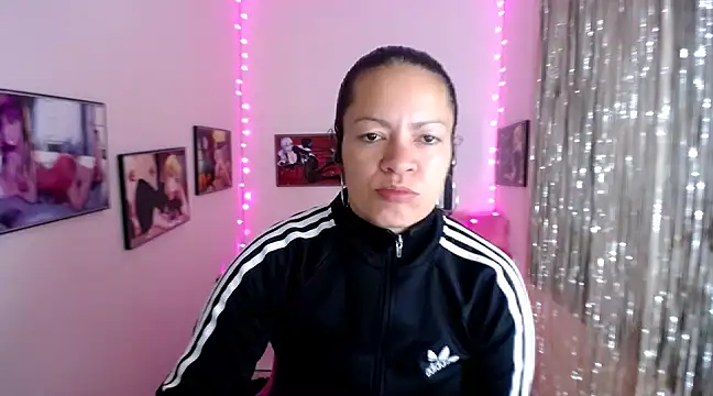 Snapshot of Cristal_w chatting on February 2025 02:04:02 PM Cristal w online show from February 2025 02:04:02 PM