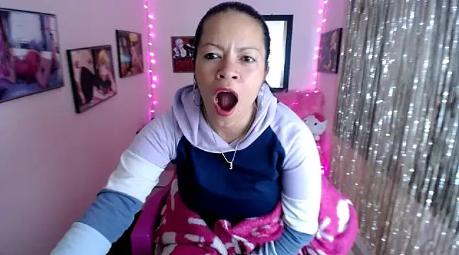 Snapshot of Cristal_w chatting on February 2025 07:14:01 PM Cristal w online show from February 2025 07:14:01 PM