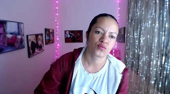 Snapshot of Cristal_w chatting on February 2025 07:05:02 PM Cristal w online show from February 2025 07:05:02 PM