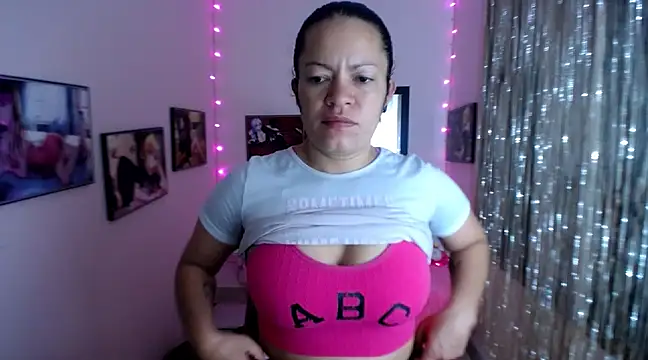 Snapshot of Cristal_w chatting on February 2025 12:23:02 PM Cristal w online show from February 2025 12:23:02 PM