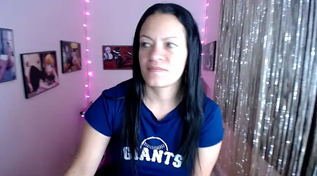 Snapshot of Cristal_w chatting on March 2025 05:36:02 PM Cristal w online show from March 2025 05:36:02 PM