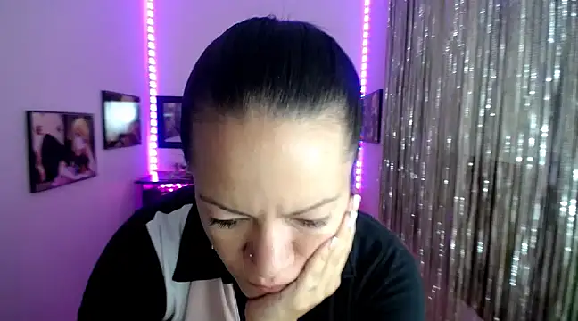 Snapshot of Cristal_w chatting on March 2025 12:44:02 PM Cristal w online show from March 2025 12:44:02 PM