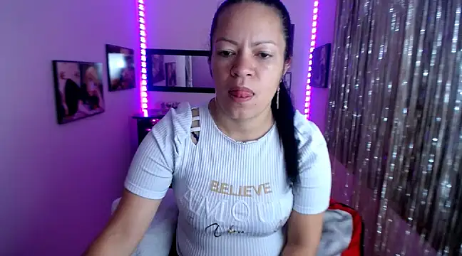 Snapshot of Cristal_w chatting on March 2025 01:18:01 PM Cristal w online show from March 2025 01:18:01 PM