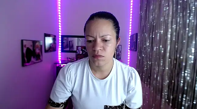 Snapshot of Cristal_w chatting on March 2025 02:40:02 PM Cristal w online show from March 2025 02:40:02 PM