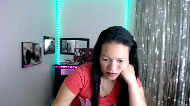 Snapshot of Cristal_w chatting on March 2025 03:23:02 PM Cristal w online show from March 2025 03:23:02 PM