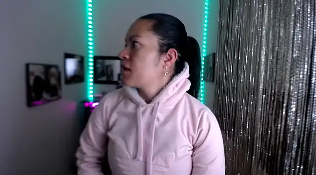 Snapshot of Cristal_w chatting on March 2025 12:18:02 PM Cristal w online show from March 2025 12:18:02 PM