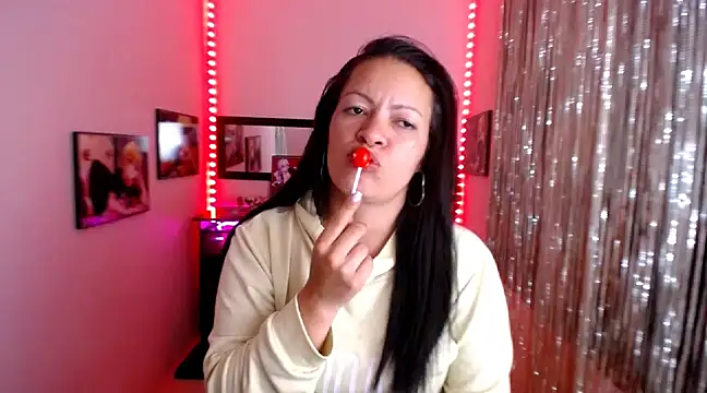 Snapshot of Cristal_w chatting on March 2025 06:00:01 PM Cristal w online show from March 2025 06:00:01 PM