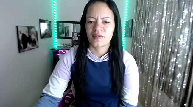 Snapshot of Cristal_w chatting on March 2025 12:23:02 PM Cristal w online show from March 2025 12:23:02 PM
