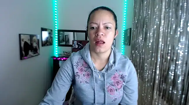 Snapshot of Cristal_w chatting on March 2025 12:22:02 PM Cristal w online show from March 2025 12:22:02 PM