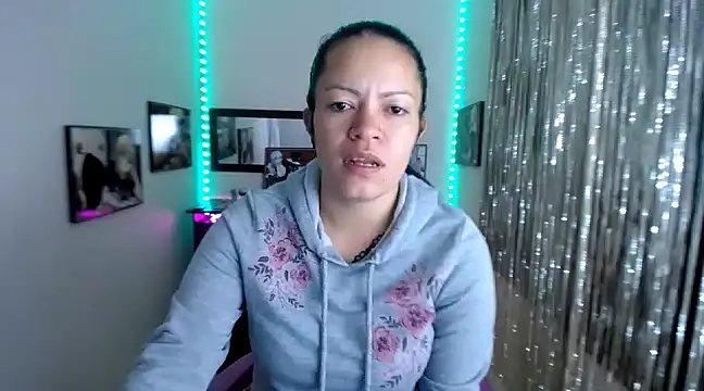 Snapshot of Cristal_w chatting on March 2025 03:36:02 PM Cristal w online show from March 2025 03:36:02 PM