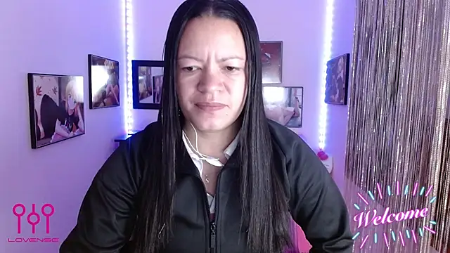 Snapshot of Cristal_w chatting on September 2025 01:00:01 PM Cristal w online show from September 2025 01:00:01 PM