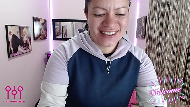 Snapshot of Cristal_w chatting on October 2025 12:30:02 PM Cristal w online show from October 2025 12:30:02 PM