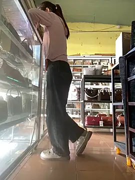 Snapshot of Rosa_998 chatting on November 2025 12:33:01 AM Rosa 998 online show from November 2025 12:33:01 AM