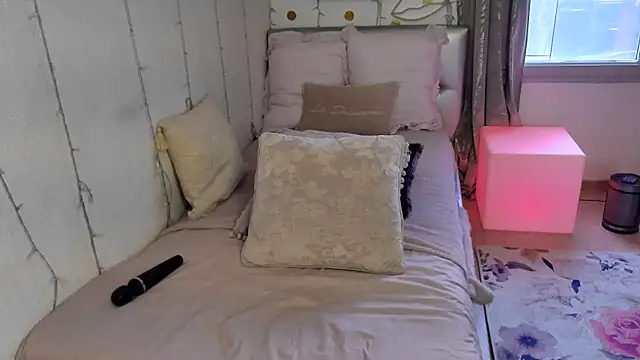 Snapshot of AlicianeFrancaise chatting on April 2026 09:48:02 AM AlicianeFrancaise online show from April 2026 09:48:02 AM