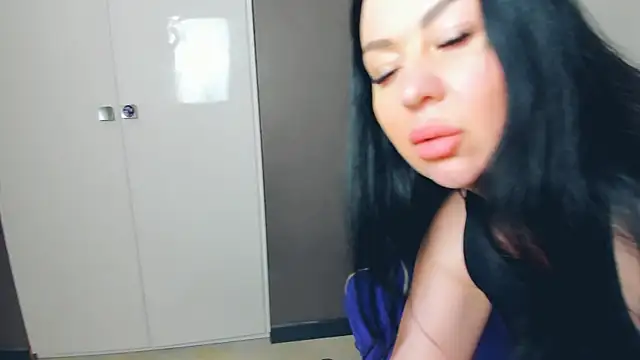 Snapshot of LayaFlow chatting on February 2026 12:12:01 PM LayaFlow online show from February 2026 12:12:01 PM