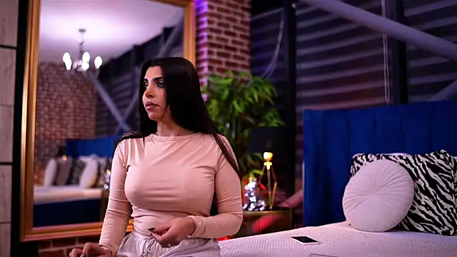 NicoleCellini online show from November 2025 06:40:02 PM