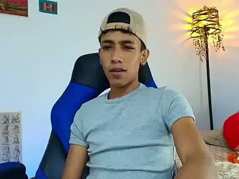 Ostin18hot online show from November 2025 01:53:01 AM