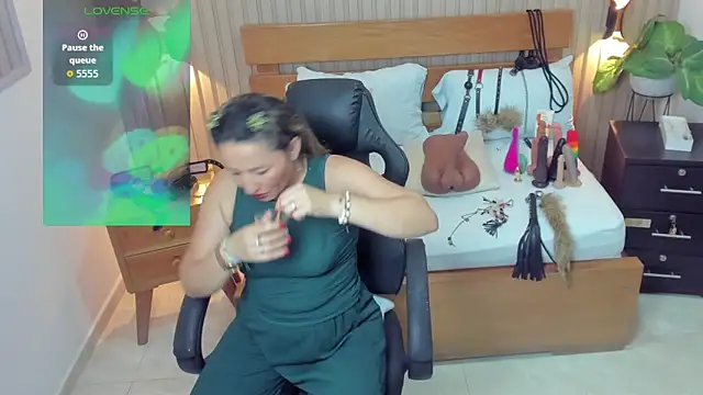 luciana ballesteros  online show from October 2025 12:19:02 PM